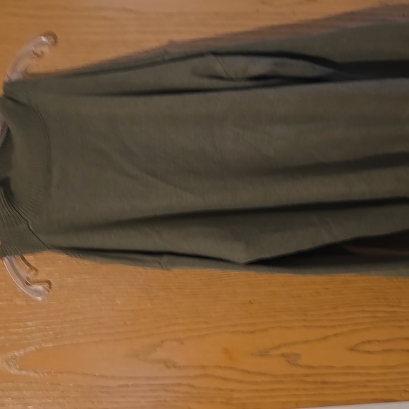 Nwt.Chic Olive Green Cold Shoulder Sweater - Picture 3 of 3